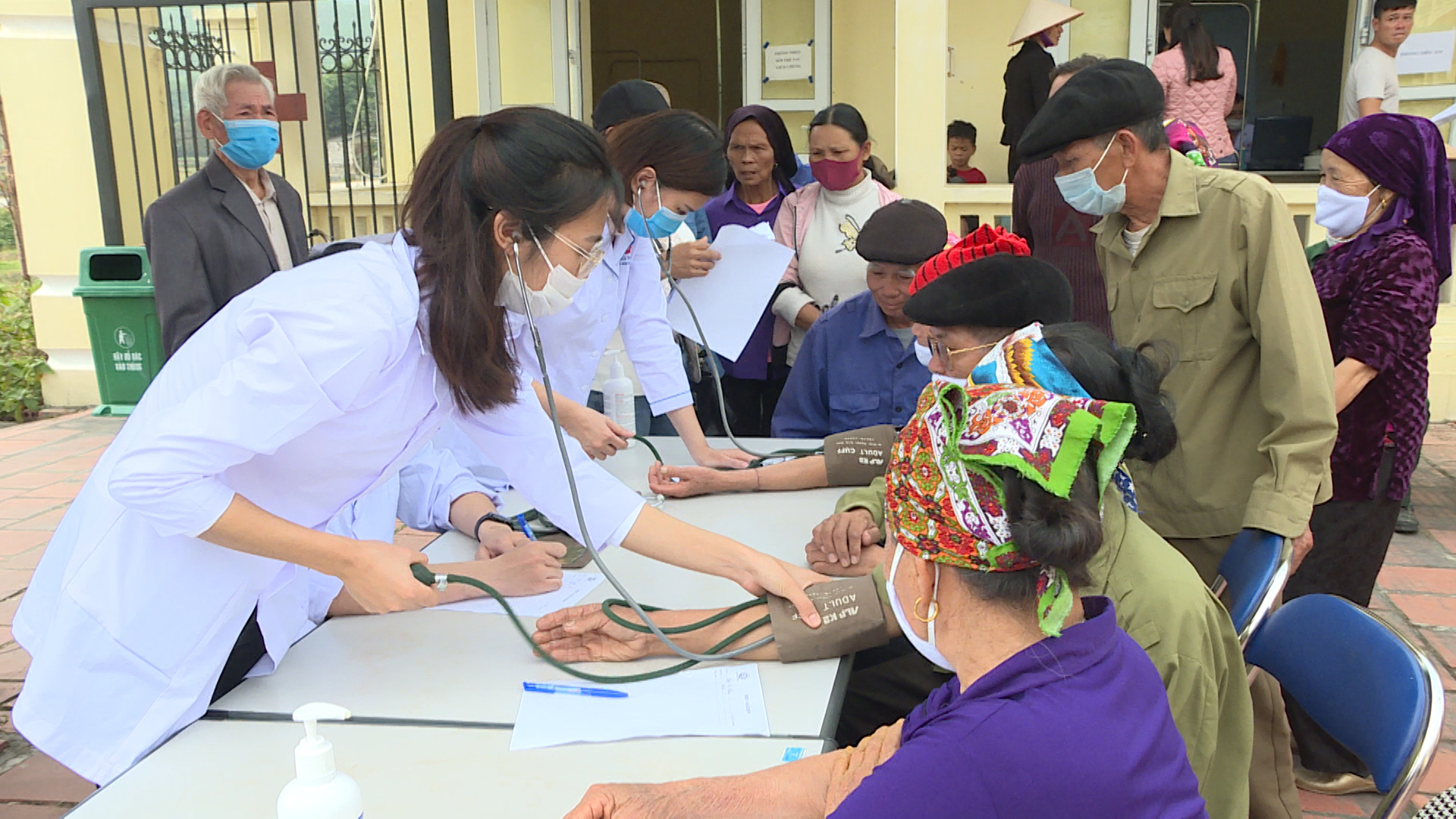 Các đảng viên dự bị của Bệnh viện đa khoa tỉnh và Bệnh viện Bãi cháy khám bệnh cho nhân dân xã Bằng Cả, TP Hạ Long.