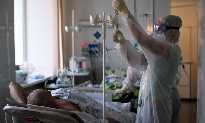 Nhân viên y tế chăm sóc bệnh nhân Covid-19 tại bệnh viện thành phố Ivanovo, Nga, hôm 10/12. Ảnh: Reuters.
