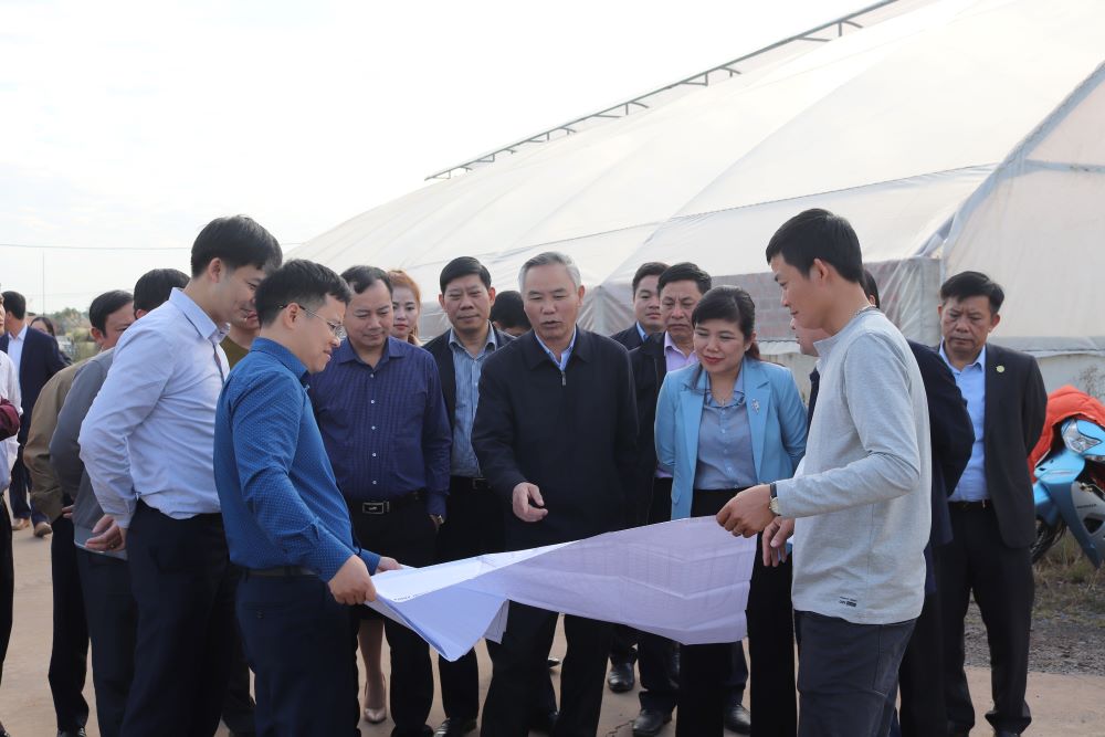 Đoàn công tác của Bộ NN&PTNT khảo sát tại Trung tâm Sản xuất giống công nghệ cao và nuôi thực nghiệm giống hải sản Quảng Ninh (huyện Đầm Hà), tháng 12/2020. Ảnh: Quốc Nghị (Trung tâm TT-VH Đầm Hà)