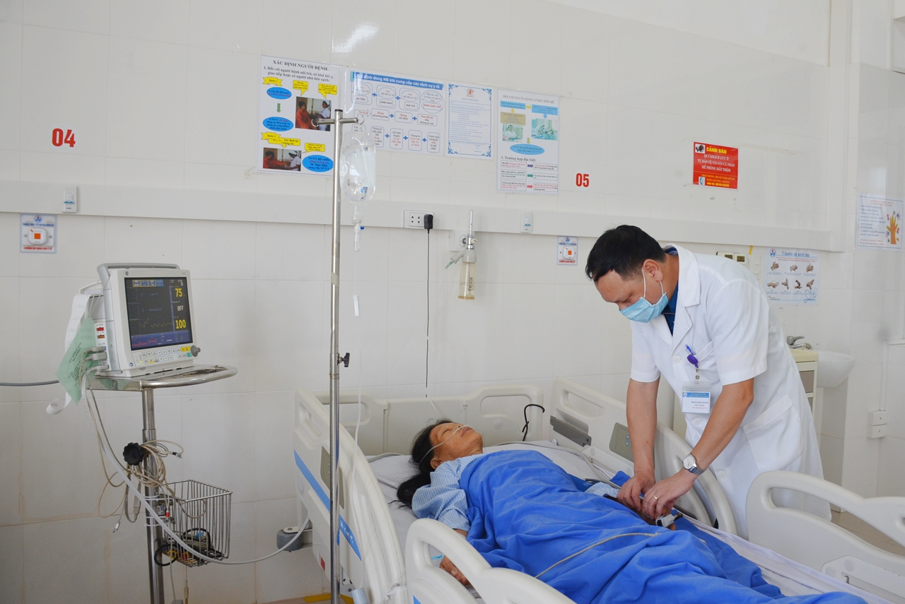 Bác sĩ TTYT huyện Đầm Hà kiểm tra sức khỏe người bệnh sau phẫu thuật.