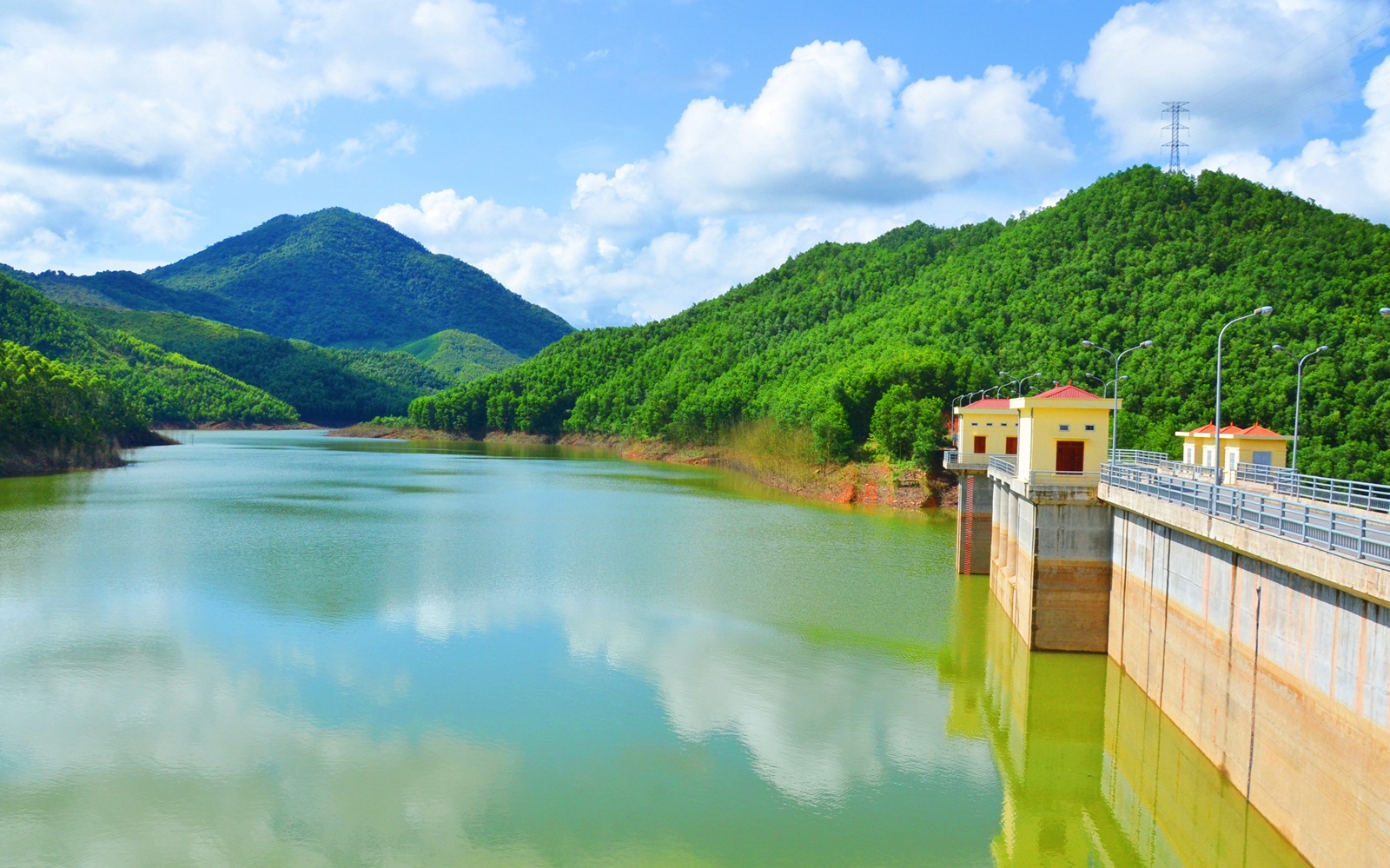 Hồ chứa nước Khe Cát được đầu tư với tổng kinh phí trên 400 tỷ đồng. Đến nay, công trình đã phát huy hiệu quả công năng sau đầu tư, góp phần cung cấp nước sinh hoạt, tưới tiêu và phục vụ nuôi trồng thủy sản cho nhân dân trên địa bàn.