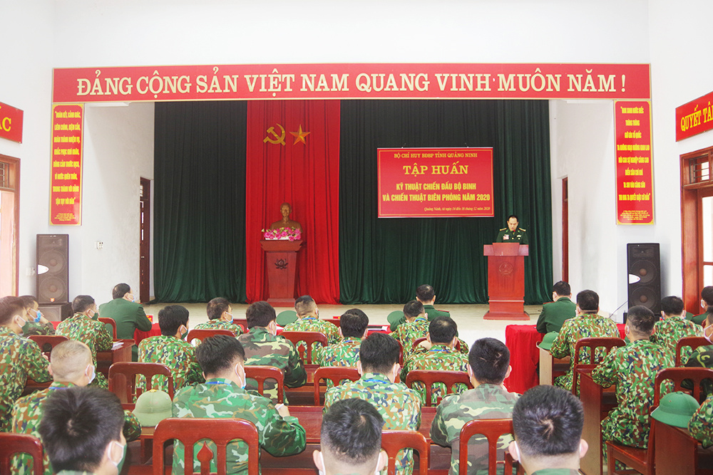 Đại tá Bùi Thế Tuyên, Phó Chỉ huy trưởng, Tham mưu trưởng BĐBP tỉnh phát biểu khai mạc lớp tập huấn. 