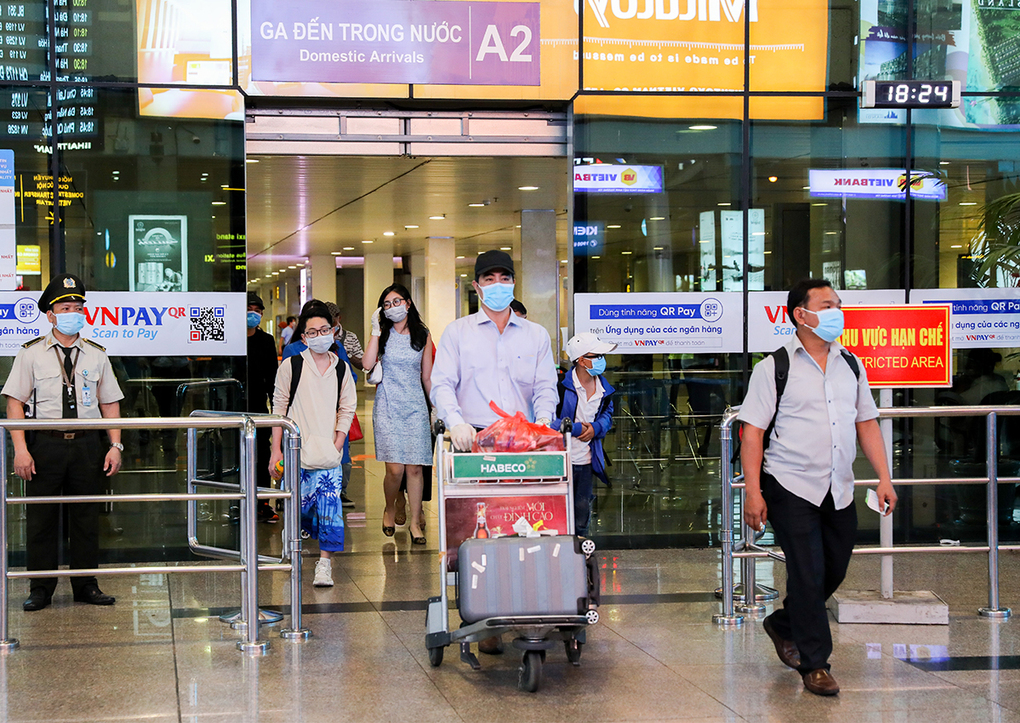 Hành khách tại sân bay Tân Sơn Nhất. Ảnh: Quỳnh Trần.