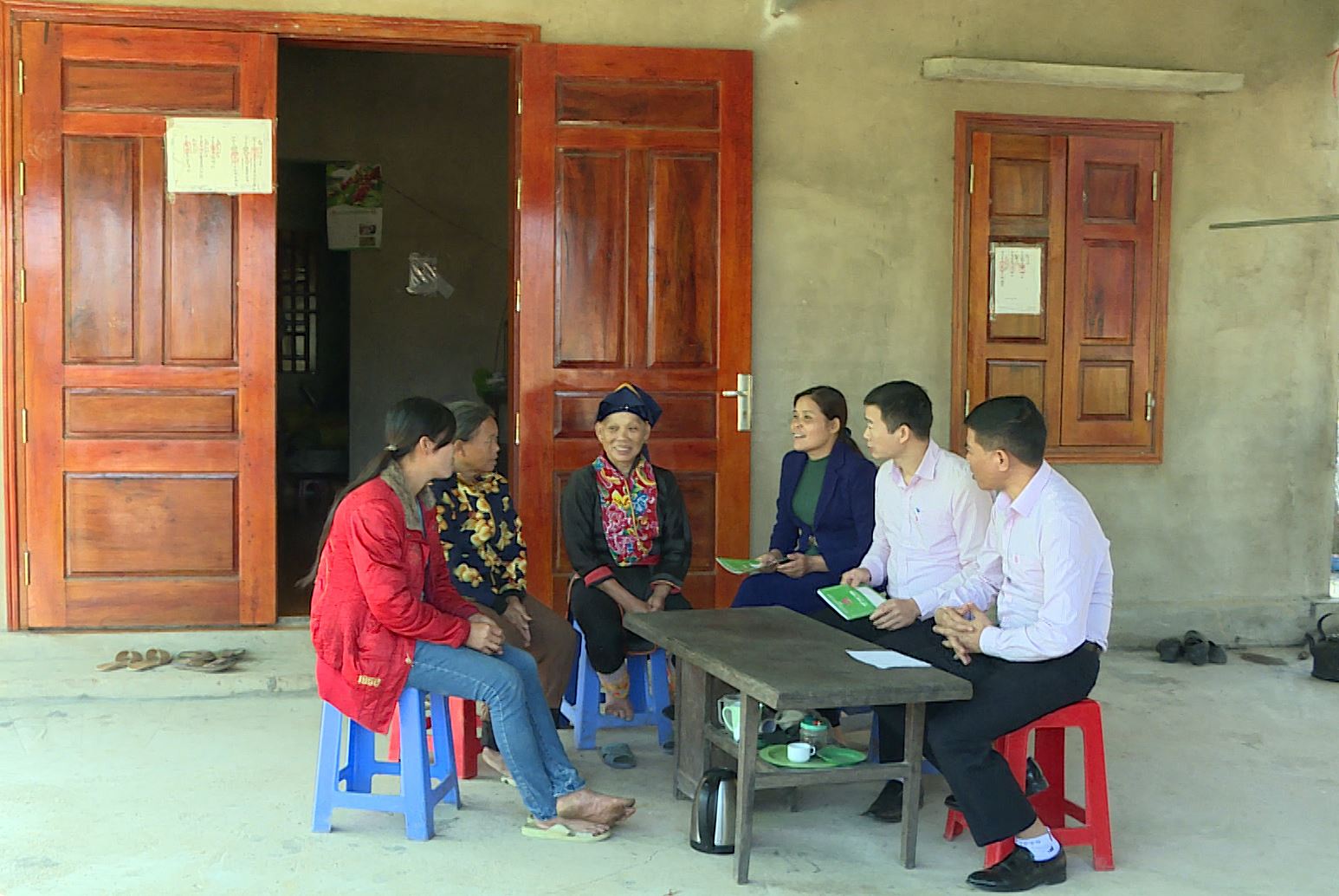 Cán bộ NHCSXH huyện Ba Chẽ hướng dẫn, hỗ trợ nhân dân xã Đồn Đạc huyện Ba Chẽ thực hiệvay vốn tín dụng chính sách 