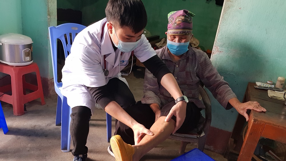 Khám bệnh, phát thuốc tận nhà cho người khuyết tật có hoàn cảnh khó khăn tại xã Quảng Nghĩa (TP Móng Cái)