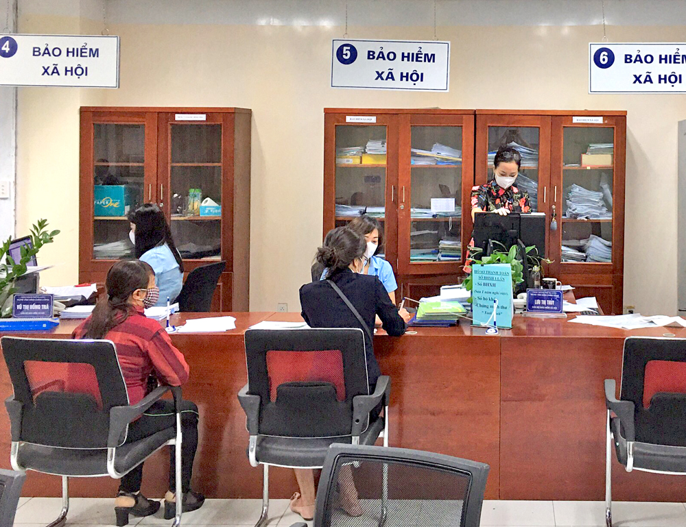 Làm thủ tục BHYT cho người dân tại Trung tâm Hành chính công TP Hạ Long.