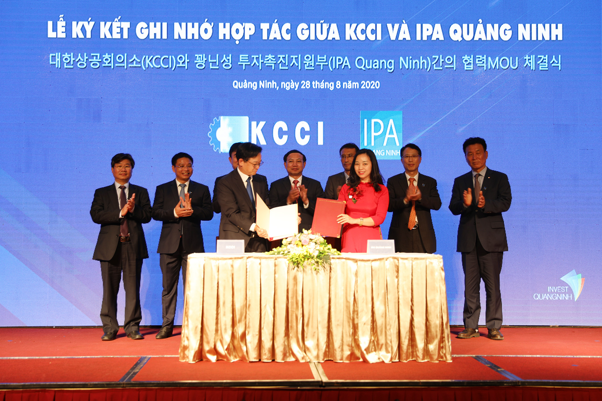 Lễ Ký kết ghi nhớ hợp tác giữa KCCI và IPA Quảng Ninh tại hội nghị. Ảnh: Đỗ Phương