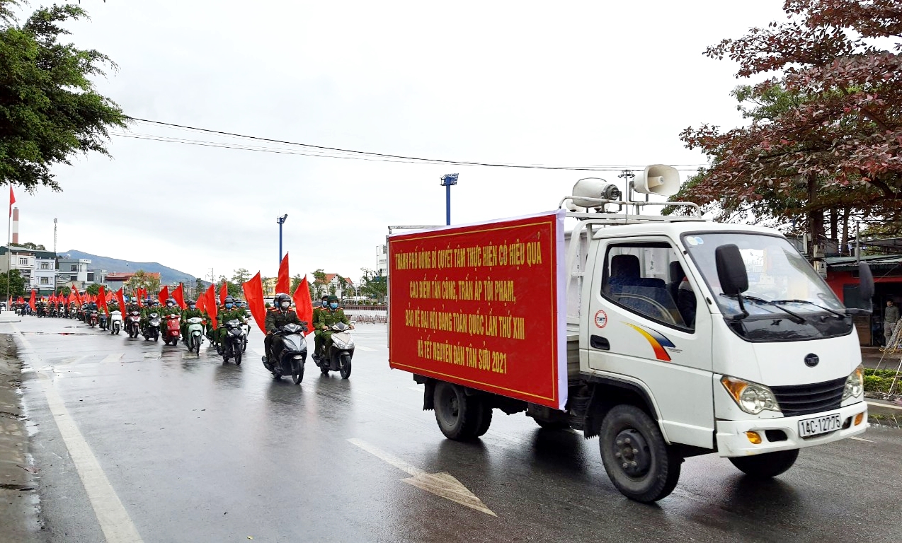 Công an TP Uông Bí tham gia diễu hành.