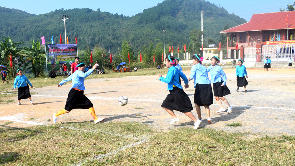 Đá bóng nữ Sán Chỉ tại xã Húc Động trong Tuần Văn hóa thể thao du lịch Bình Liêu 2020