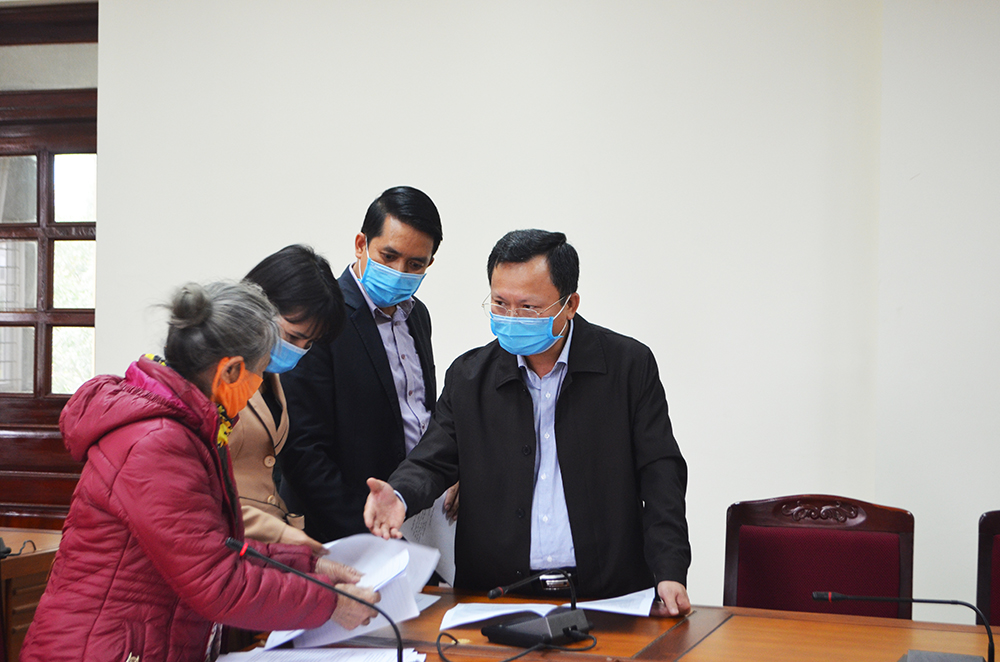 Đồng chí Cao Tường Huy, Phó Chủ tịch Thường trực UBND tỉnh trao đổi với công dân về nội dung kiến nghị.