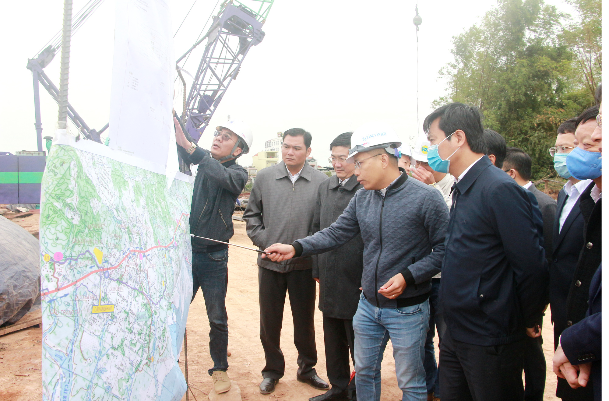 Đồng chí Nguyễn Tường Văn, Chủ tịch UBND tỉnh, nghe đơn vị thi công báo cáo tiến độ thi công cao tốc Vân Đồn - Móng Cái.