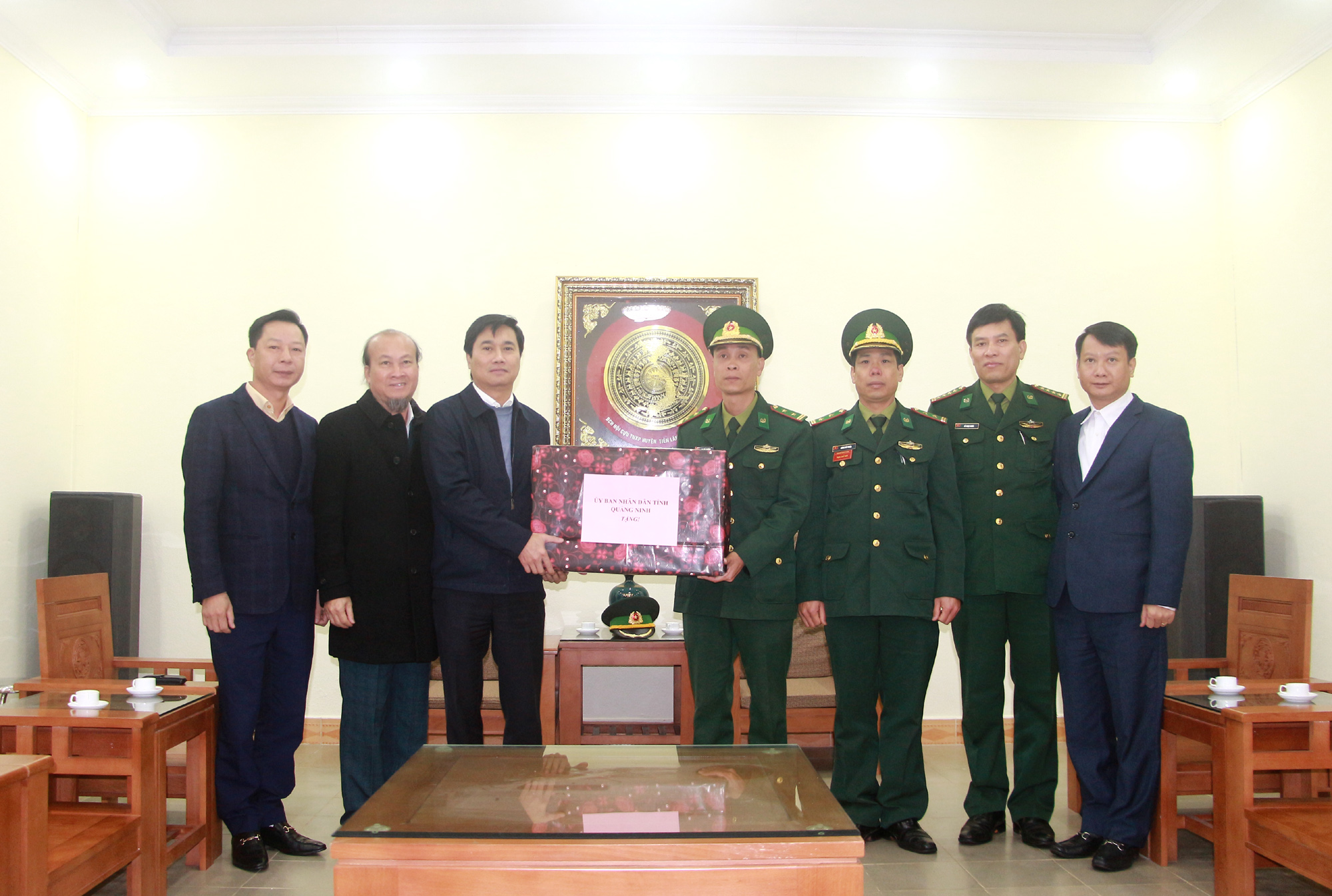 Đồng chí Nguyễn Tường Văn, Chủ tịch UBND tỉnh, tặng quà cho Đồn Biên phòng Pò Hèn.
