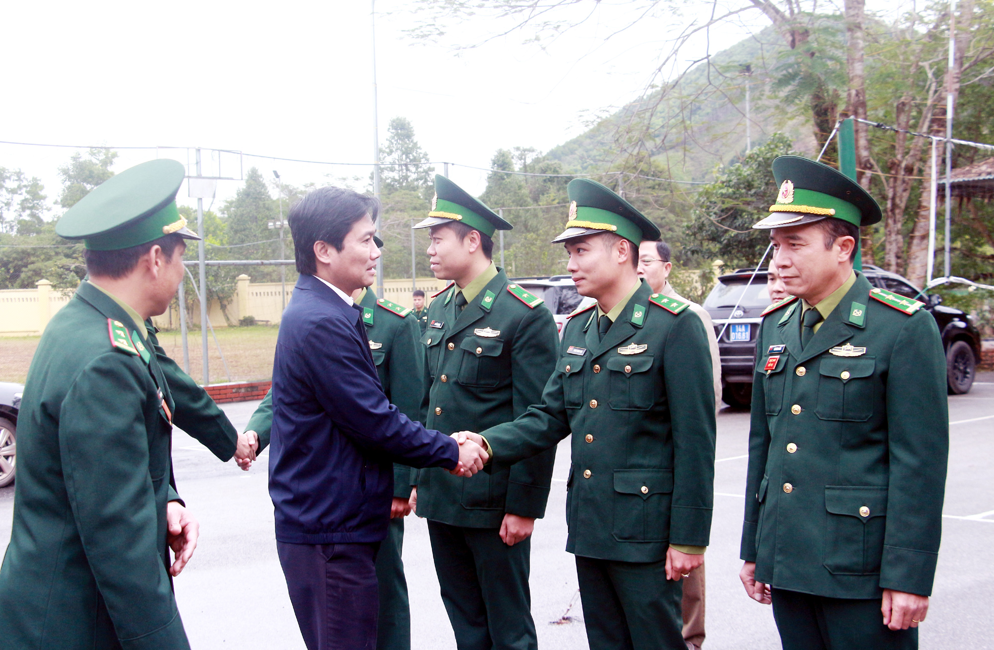 Đồng chí Nguyễn Tường Văn, Chủ tịch UBND tỉnh, thăm, động viên cán bộ, chiến sỹ Đồn Biên phòng Pò Hèn.
