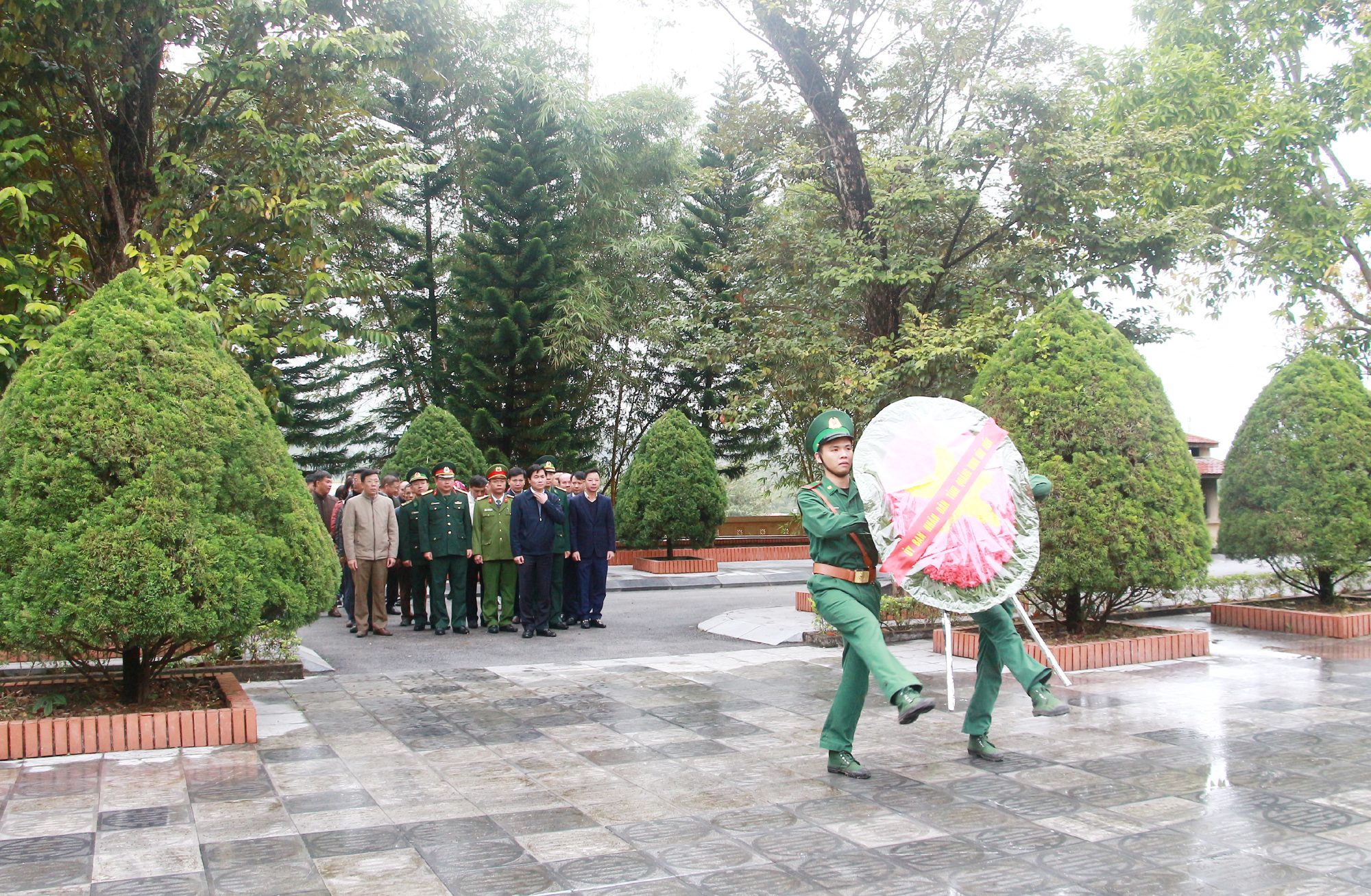 Đồng chí Nguyễn Tường Văn, Chủ tịch UBND tỉnh, dâng hương, dâng hoa tại Đài tưởng niệm các Anh hùng Liệt sỹ Pò Hèn.