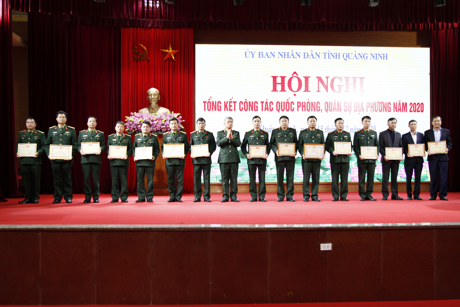 Thiếu tướng Nguyễn Quang Ngọc, Phó Bí thư Đảng ủy, Tư lệnh Quân khu 3, trao bằng khen của Bộ Quốc phòng, Quân khu 3 cho các tập thể, cá nhân có thành tích xuất sắc.