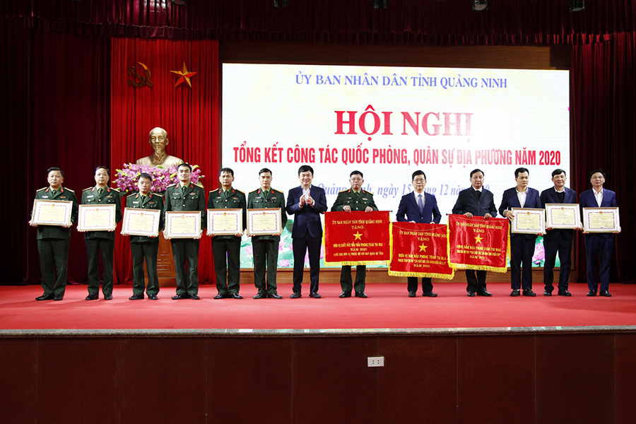 Đồng chí Ngô Hoàng Ngân, Phó Bí thư Thường trực Tỉnh ủy, trao bằng khen, cờ của UBND tỉnh cho các tập thể, cá nhân có thành tích xuất sắc.
