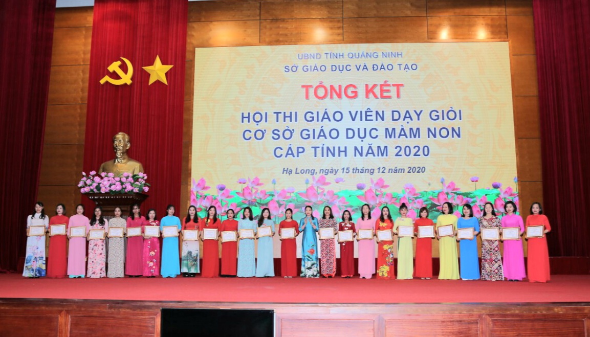 Giám đốc Sở Giáo dục và đào tạo Nguyễn Thị Thúy trao chứng nhận cho giáo viên đạt danh hiệu giáo viên dạy giỏi cơ sở giáo dục mầm non cấp tỉnh năm 2020