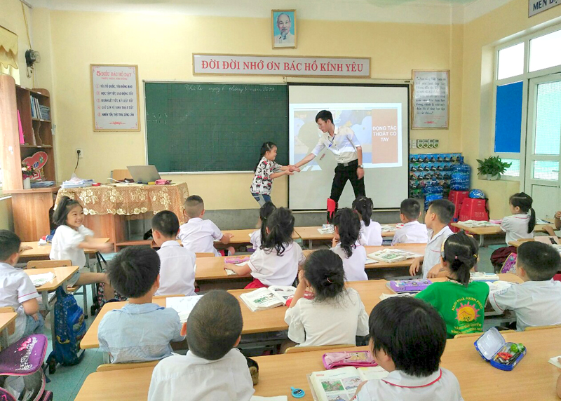 Hướng dẫn học sinh lớp 1 xử lý tình huống bị bắt cóc trong tiết học kỹ năng sống ở Trường Tiểu học Quang Trung (TP Hạ Long).