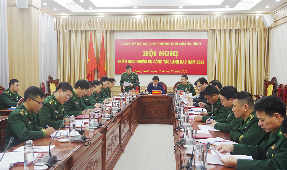 Đại tá Nguyễn Thanh Hải, Chính ủy BĐBP tỉnh (đứng) phát biểu tại hội nghị 
