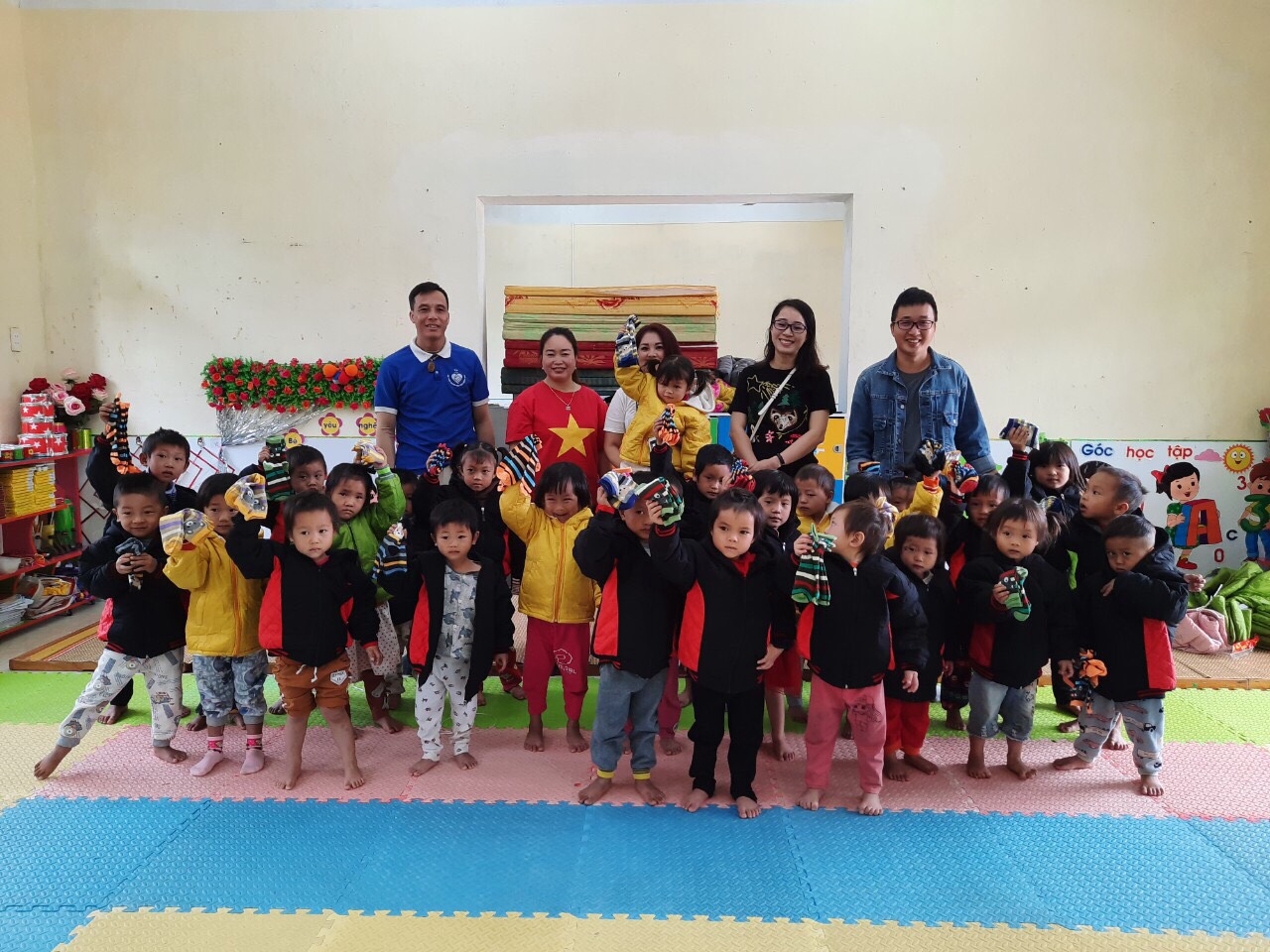 Một đoàn thiện nguyện tặng áo ấm và tất cho các bé Trường Mầm non Đồng Văn, xã Đồng Văn, huyện Bình Liêu, tháng 11/2020.