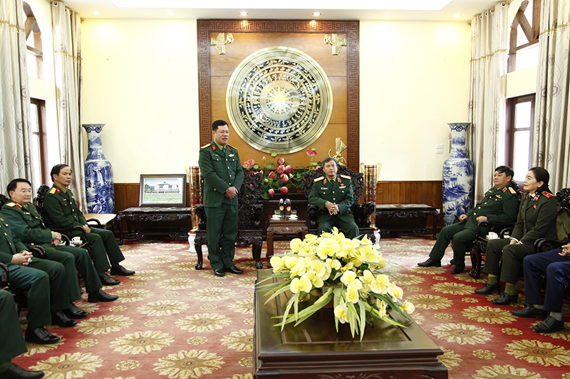 Đại tá Lê Văn Long, Ủy viên Ban Thường vụ Tỉnh ủy, Chỉ huy trưởng Bộ CHQS tỉnh, đã báo cáo khái quát với đoàn về tình hình phát triển kinh tế, xã hội, quốc phòng, an ninh năm 2020. 
