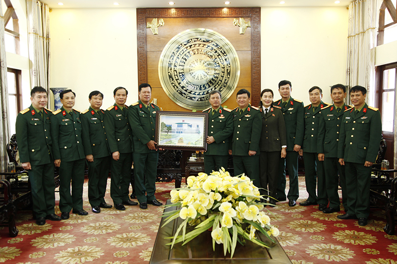 Đoàn công tác của Uỷ ban Quốc phòng và An ninh tặng quà lưu niệm Bộ CHQS tỉnh Quảng Ninh.