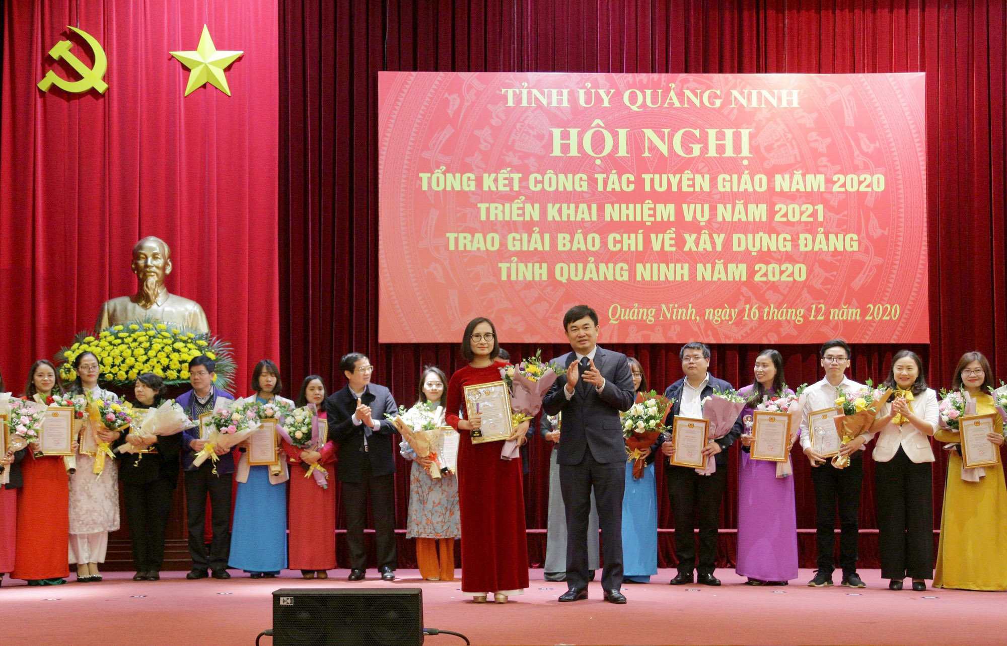 Đồng chí Ngô Hoàng Ngân, Phó Bí thư Thường trực Tỉnh ủy trao giải đặc biệt cho nhóm tác giả Bùi Thị Thu Hương, Bùi Thị Thùy Linh với loạt bài: 