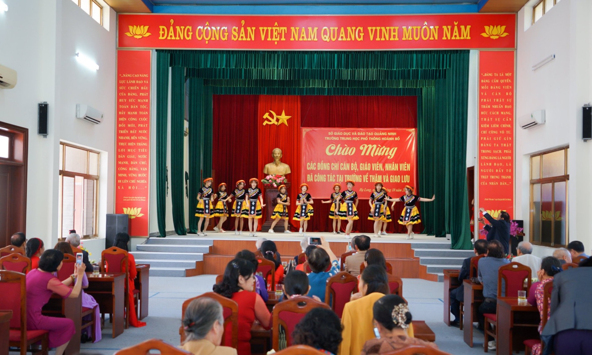Học sinh Trường THPT Hoành Bồ biểu diễn văn nghệ chào mừng các cựu cán bộ, giáo viên về thăm trường.
