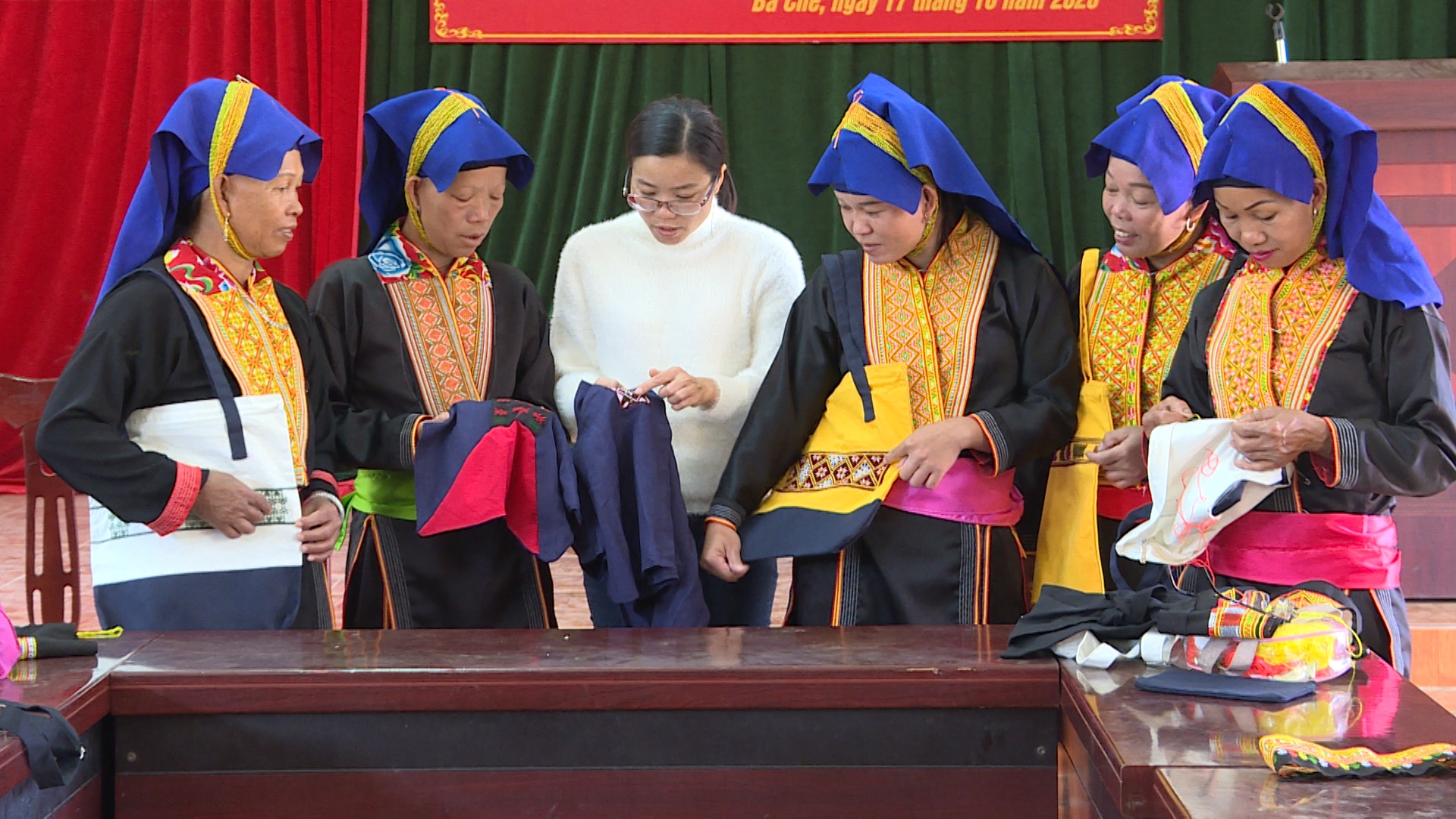 Lớp học nghề thêu thổ cẩm ứng dụng của phụ nữ Dao Thanh Phán xã Đồn Đạc.
