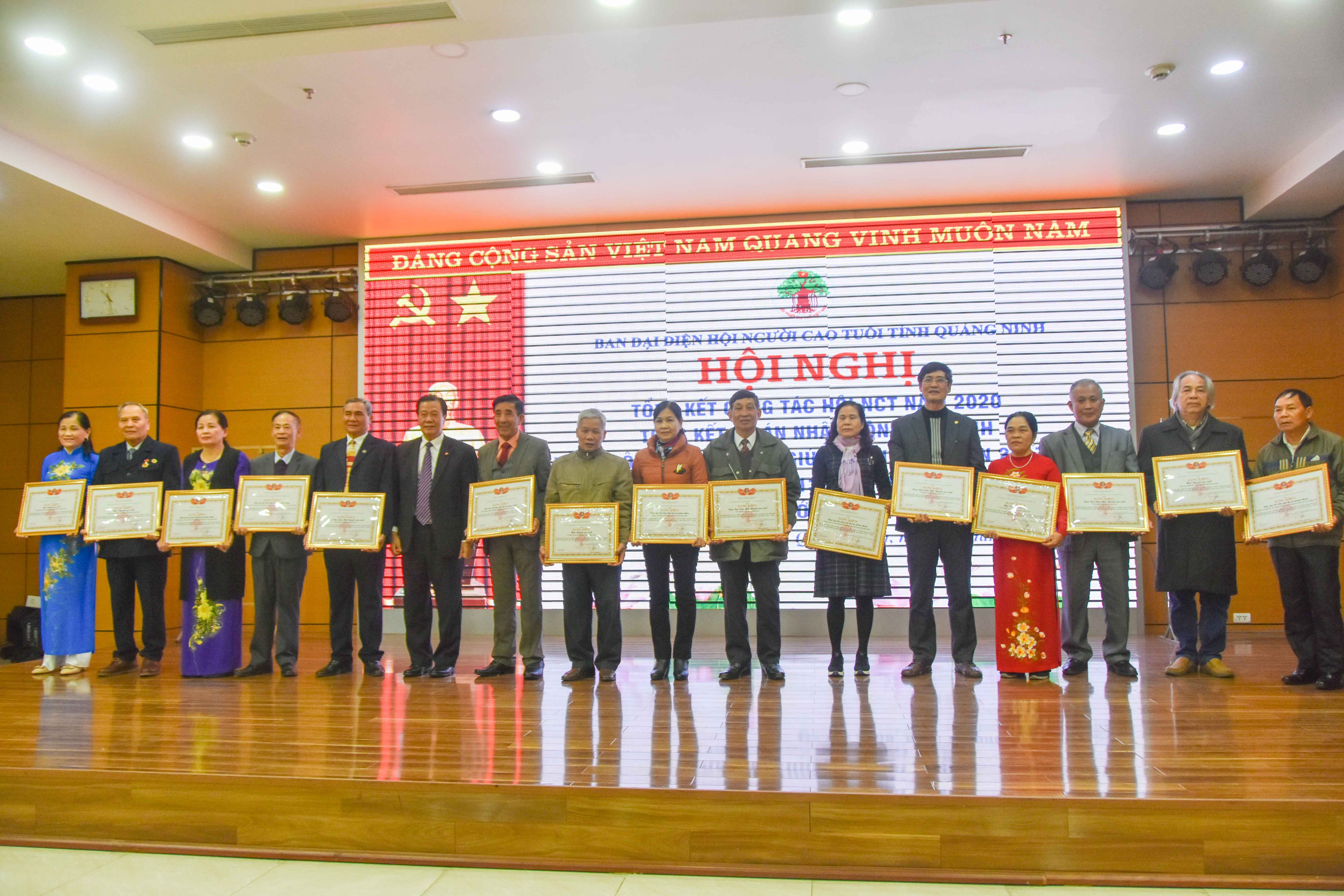 Có 15 tập thể được nhận Bằng khen của Trung ương Hội NCT Việt Nam.