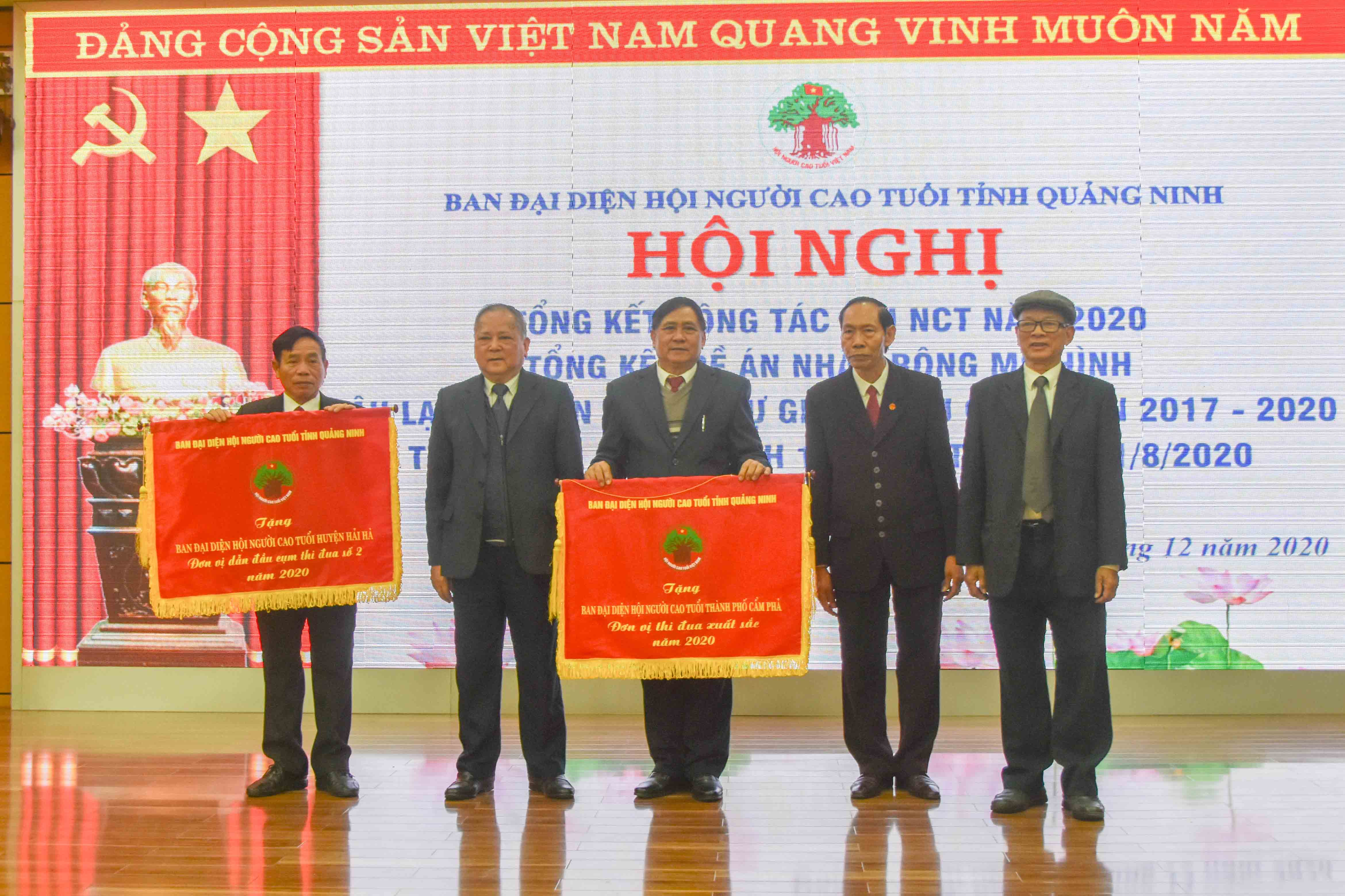 Ban đại diện Hội NCT TP Cẩm Phả và huyện Hải Hà nhận cờ thi đua năm 2020 của Hội NCT tỉnh.