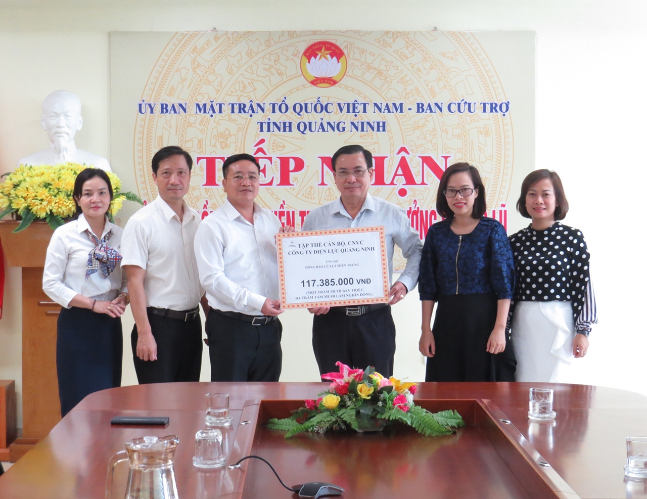 Công ty Điện lực Quảng Ninh trao tiền ủng hộ đồng bào miền Trung đến Ủy ban MTTQ tỉnh.