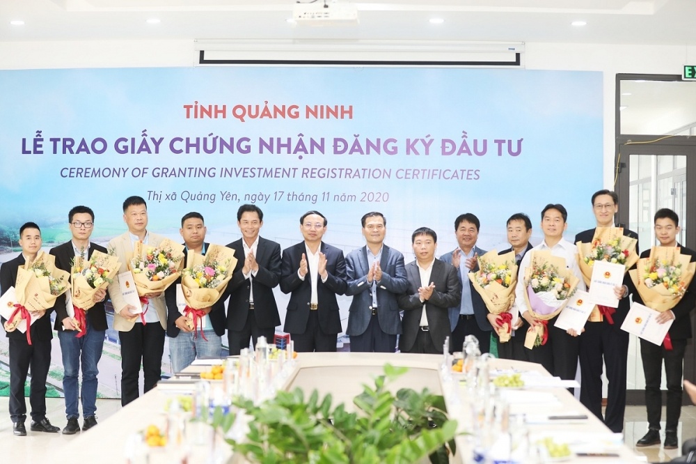 Lãnh đạo tỉnh Quảng Ninh trao giấy chứng nhận đăng ký đầu tư cho 9 doanh nghiệp FDI tại KCN Đông Mai (TX Quảng Yên), tháng 11/2020.