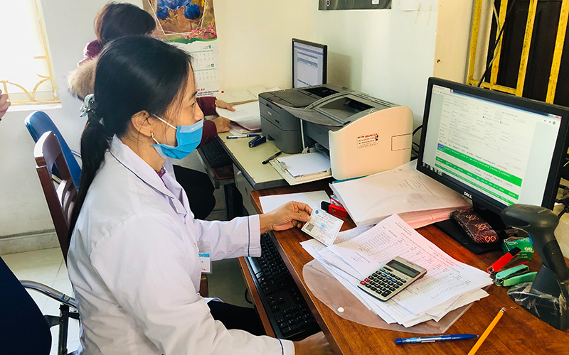 Cán bộ Trạm y tế xã Đức Long, huyện Nho Quan (Ninh Bình) triển khai cập nhật thông tin y tế của người dân vào phần mềm kết nối thông tin y tế cơ sở.