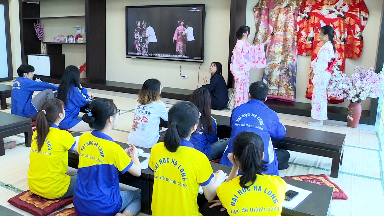 Lớp học về văn hóa Nhật Bản tại Trường ĐH Hạ Long.