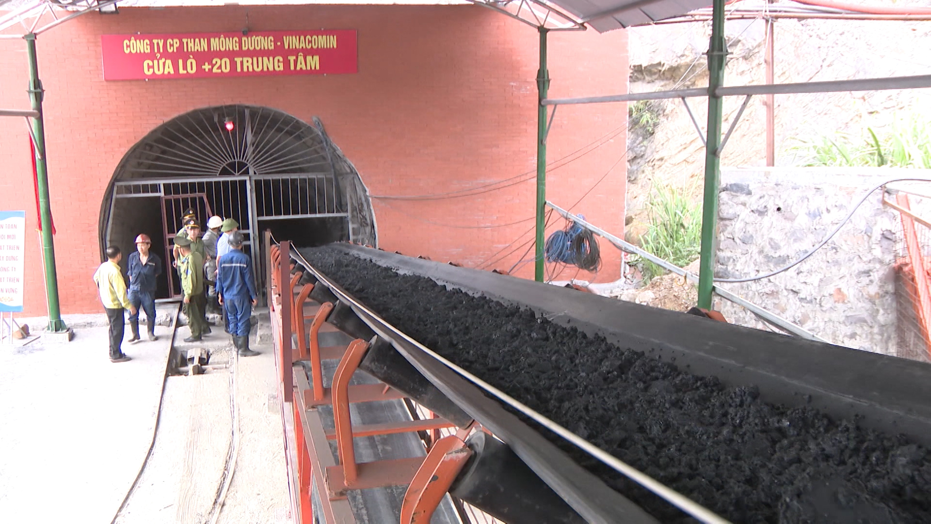 Băng tải hóa hệ thống vận chuyển than hầm lò ở Công ty CP than Mông Dương.
