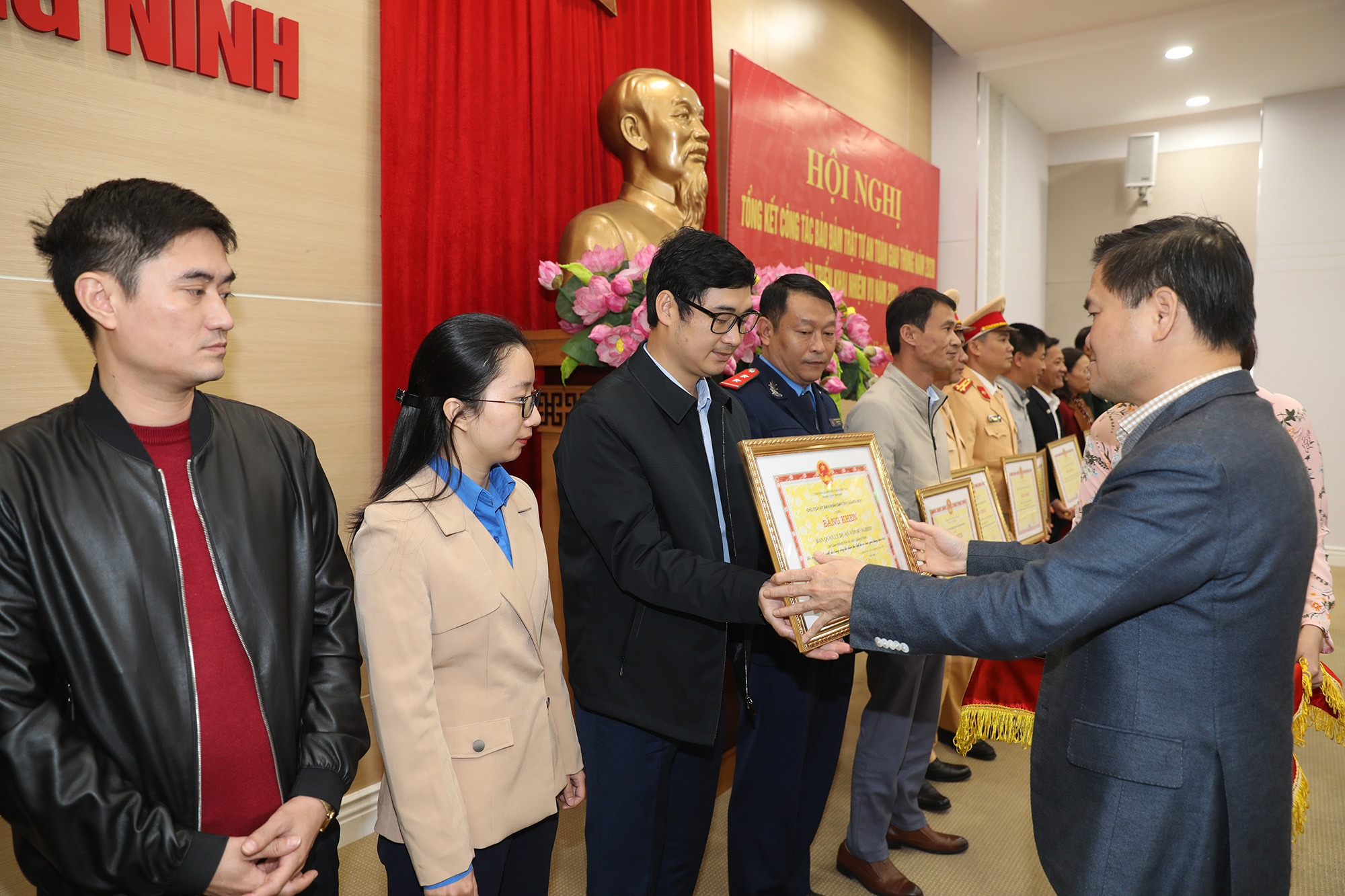 Đồng chí Bùi Văn Khắng, Phó Chủ tịch UBND tỉnh tặng Bằng khen của UBND tỉnh cho các đơn vị có thành tích xuất sắc trong công tác đảm bảo ATGT năm 2020