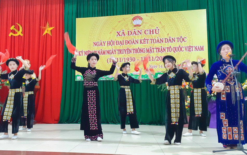 Nhân dân xã Dân Chủ (TP Hạ Long) tổ chức Ngày hội Đại đoàn kết toàn dân tộc, tháng 11/2020.