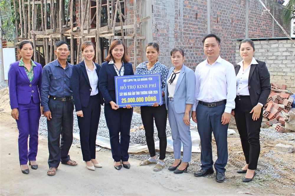 Hội LHPN Thị xã đã trao tặng kinh phí hỗ trợ cho hộ chị Nguyễn Thị Hà, thôn 11, xã Sông Khoai.