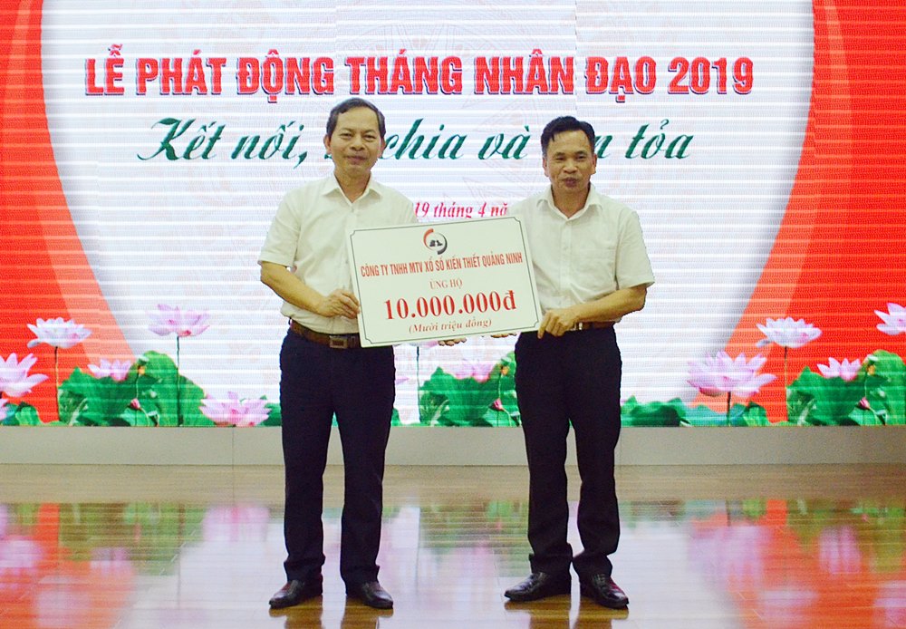 Lãnh đạo Công ty TNHH MTV XSKT Quảng Ninh trao hỗ trợ kinh phí cho lãnh đạo Hội Chữ thập đỏ tỉnh tại 