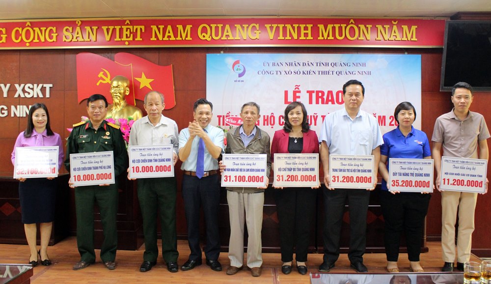 Lãnh đạo Công ty Xổ số kiến thiết Quảng Ninh trao bảng ghi nhận ủng hộ cho đại diện các đơn vị từ số tiền vận động của khách hàng trúng thưởng giải đặc biệt năm 2020. 
