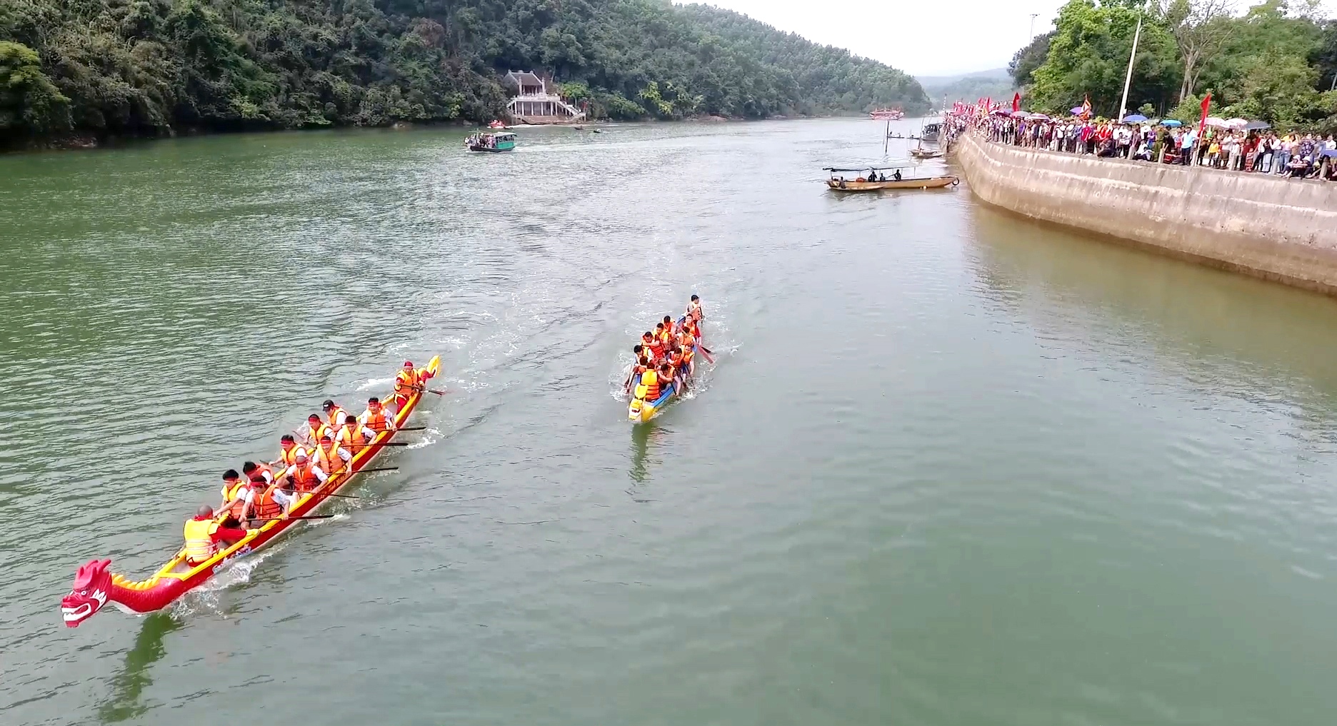 Đua thuyền trên sông Ba Chẽ là một nội dung trong phần hội tại Lễ hội miếu Ông - miếu Bà hàng năm.