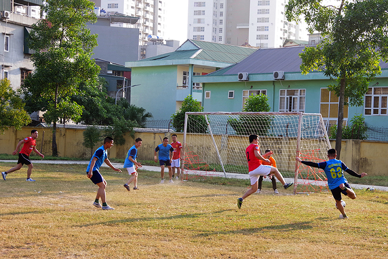 Các vận động viên tham gia thi đấu bóng đá.