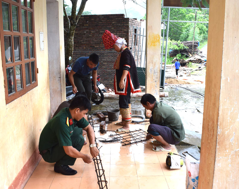Chiến sĩ Lâm trường 156 giúp đỡ gia đình anh Dường Chống Sim, thôn Pắc Cương, xã Hoành Mô làm nhà tiêu hợp vệ sinh.