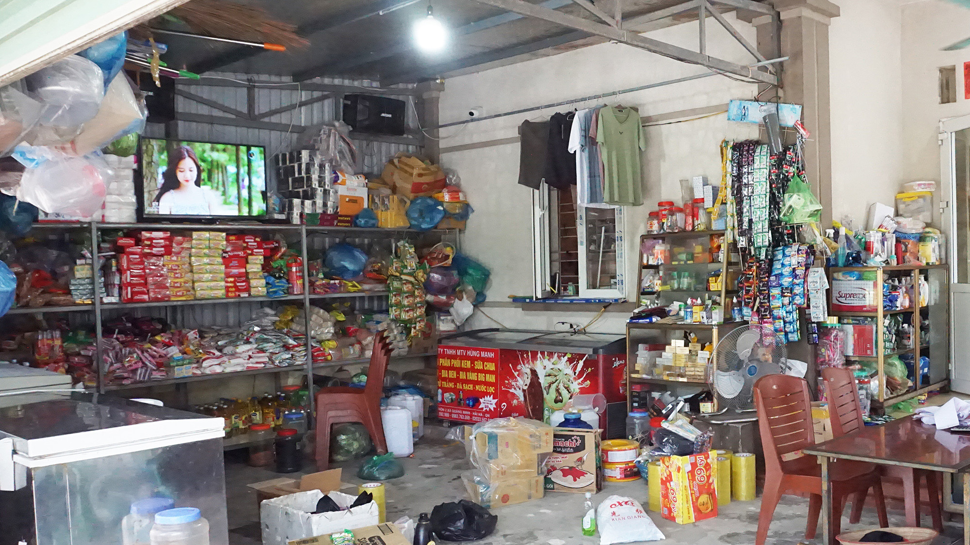 Nhiều gia đình tại thôn đảo Trần đã mở được cửa hàng tạp hóa và sắm sửa đầy đủ các vật dụng gia đình, từng bước ổn định cuộc sống.