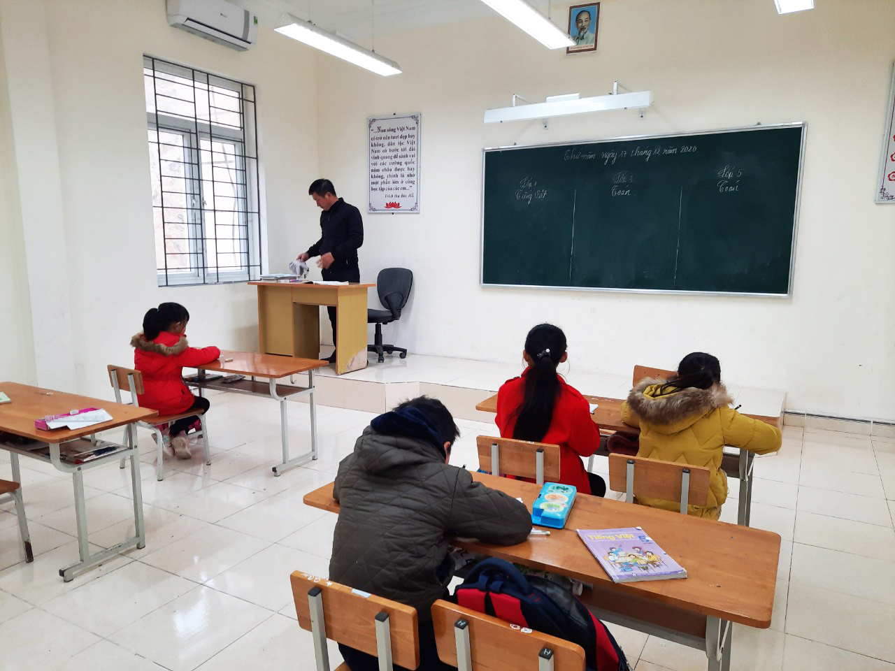 Lớp học cho con em nhân dân trên đảo Trần được đầu tư khang trang, đầy đủ các thiết bị học tập.