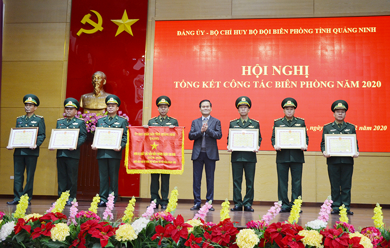 Đồng chí Bùi Văn Khắng, Phó Chủ tịch UBND tỉnh tặng cờ, bằng khen của UBND tỉnh cho các tập thể, cá nhân đạt thành tích xuất sắc trong công tác biên phòng năm 2020.