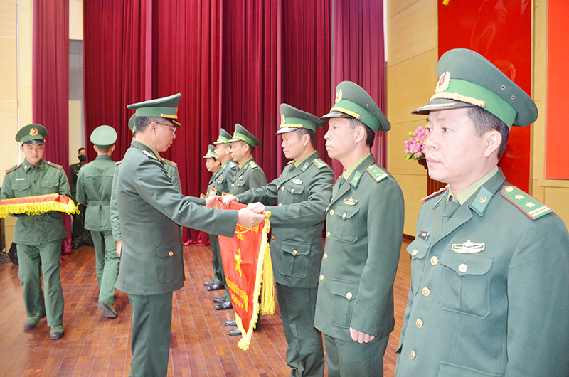Đại tá Đặng Toàn Quân, Chỉ huy Trưởng BĐBP tỉnh, trao cờ, bằng khen của Bộ Tư lệnh BĐBP Việt Nam cho các tập thể, cá nhân đạt thành tích xuất sắc trong Phong trào thi đua Quyết thắng năm 2020. 