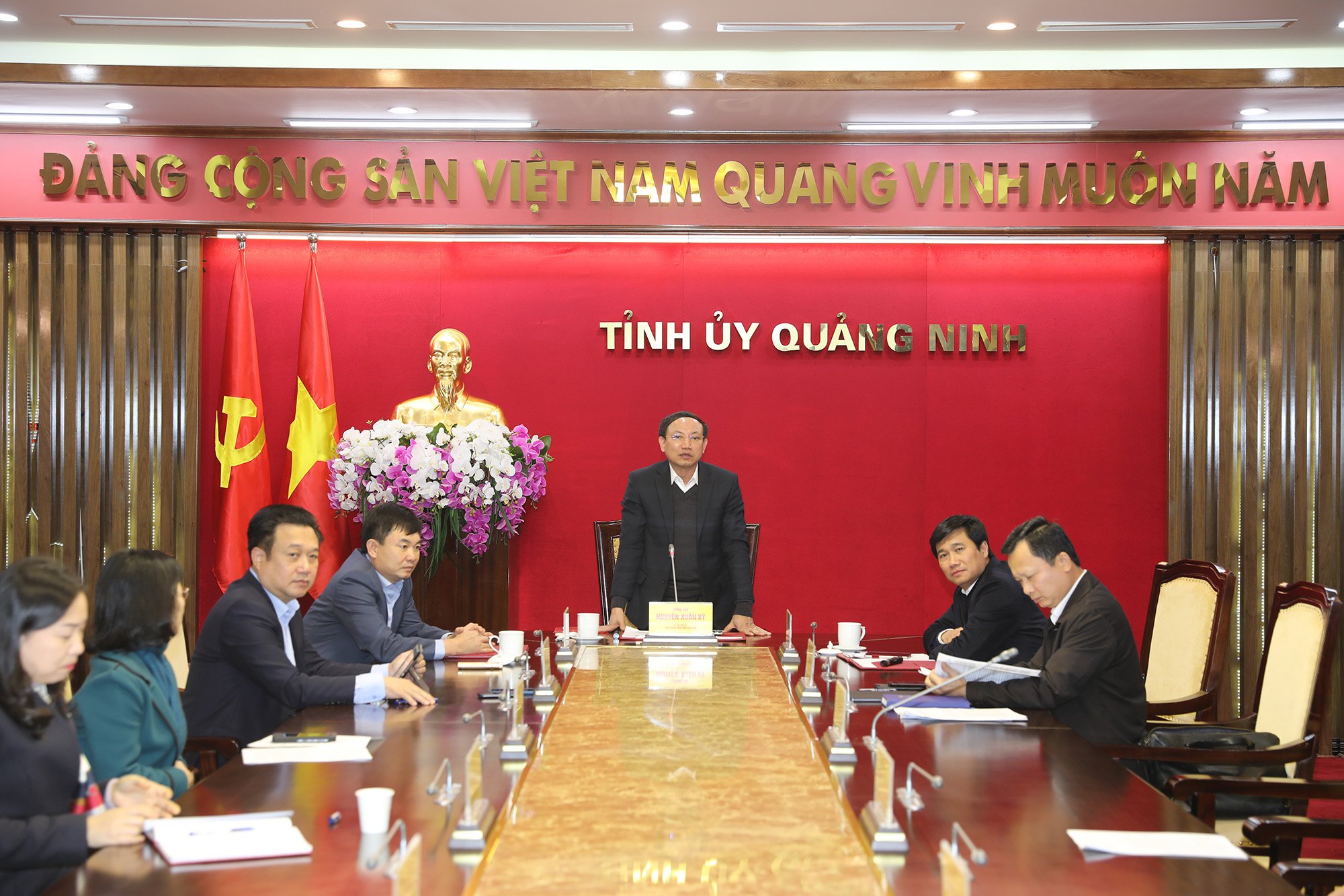 Đồng chí Nguyễn Xuân Ký, Bí thư Tỉnh ủy, Chủ tịch HĐND tỉnh chủ trì cuộc họp
