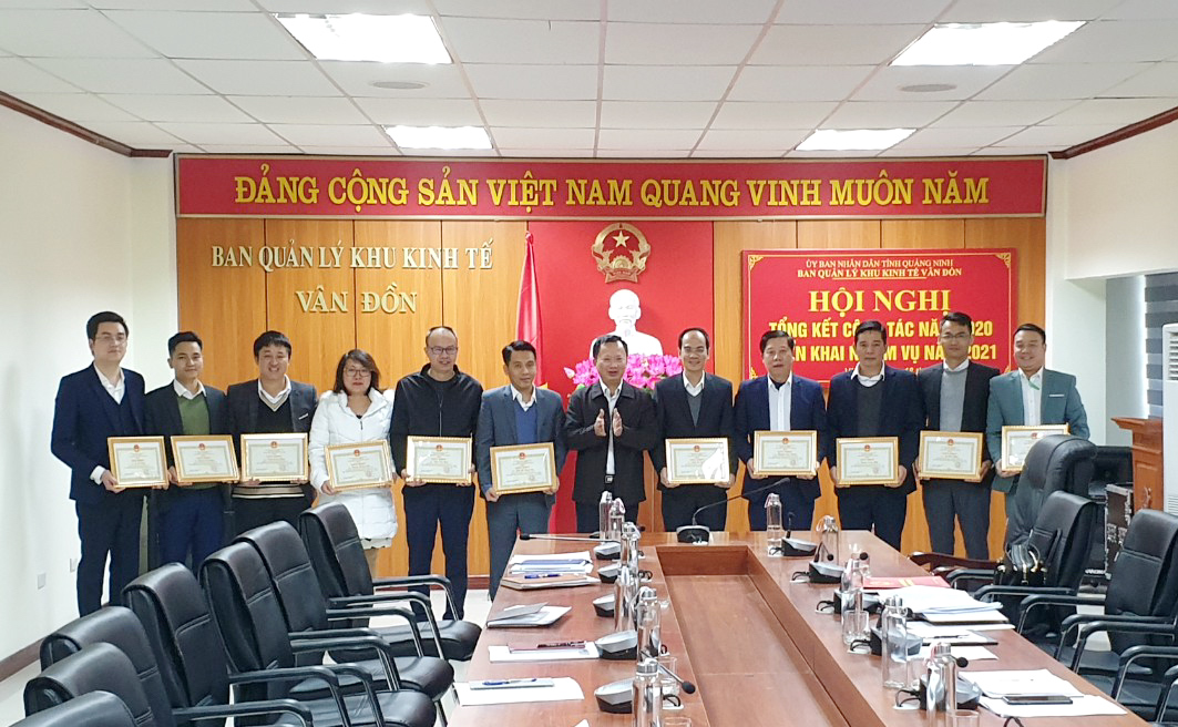 Đồng chí Cao Tường Huy, Phó Chủ tịch Thường trực UBND tỉnh, Trường Ban Quản lý KKT Vân Đồn, trao giấy khen của Ban cho các tập thể, cá nhân có thành tích xuất sắc năm 2020.
